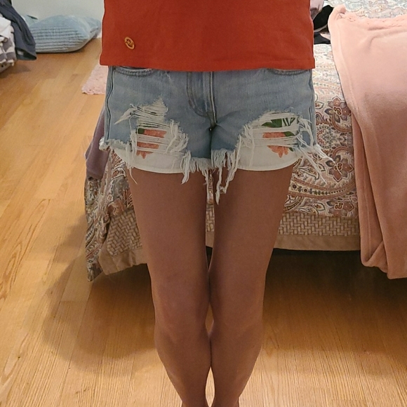 Express shortie low rise jean shorts. - Picture 6 of 8